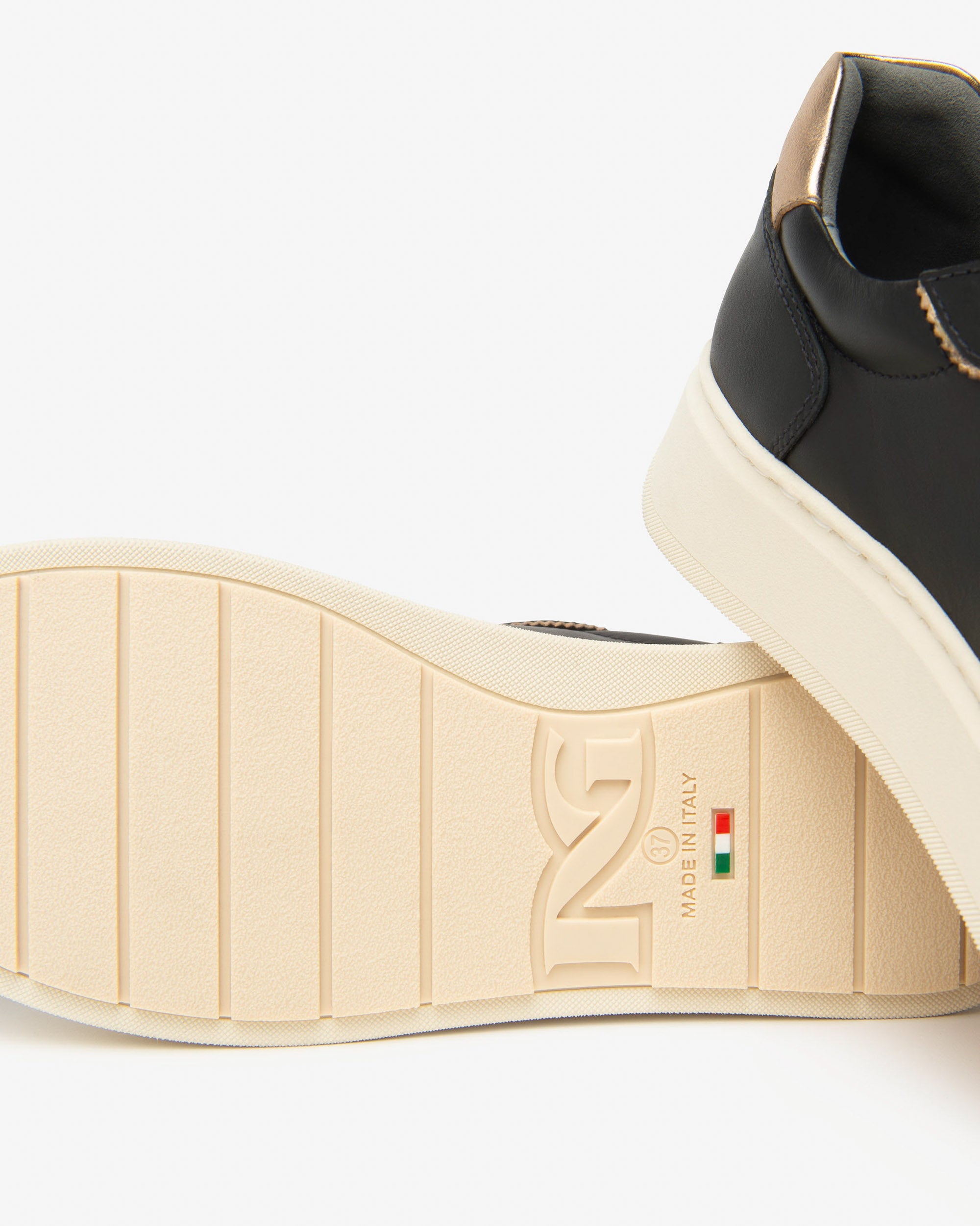 NeroGiardini sneakers da donna in pelle con dettaglio charm - Musto Calzature srl