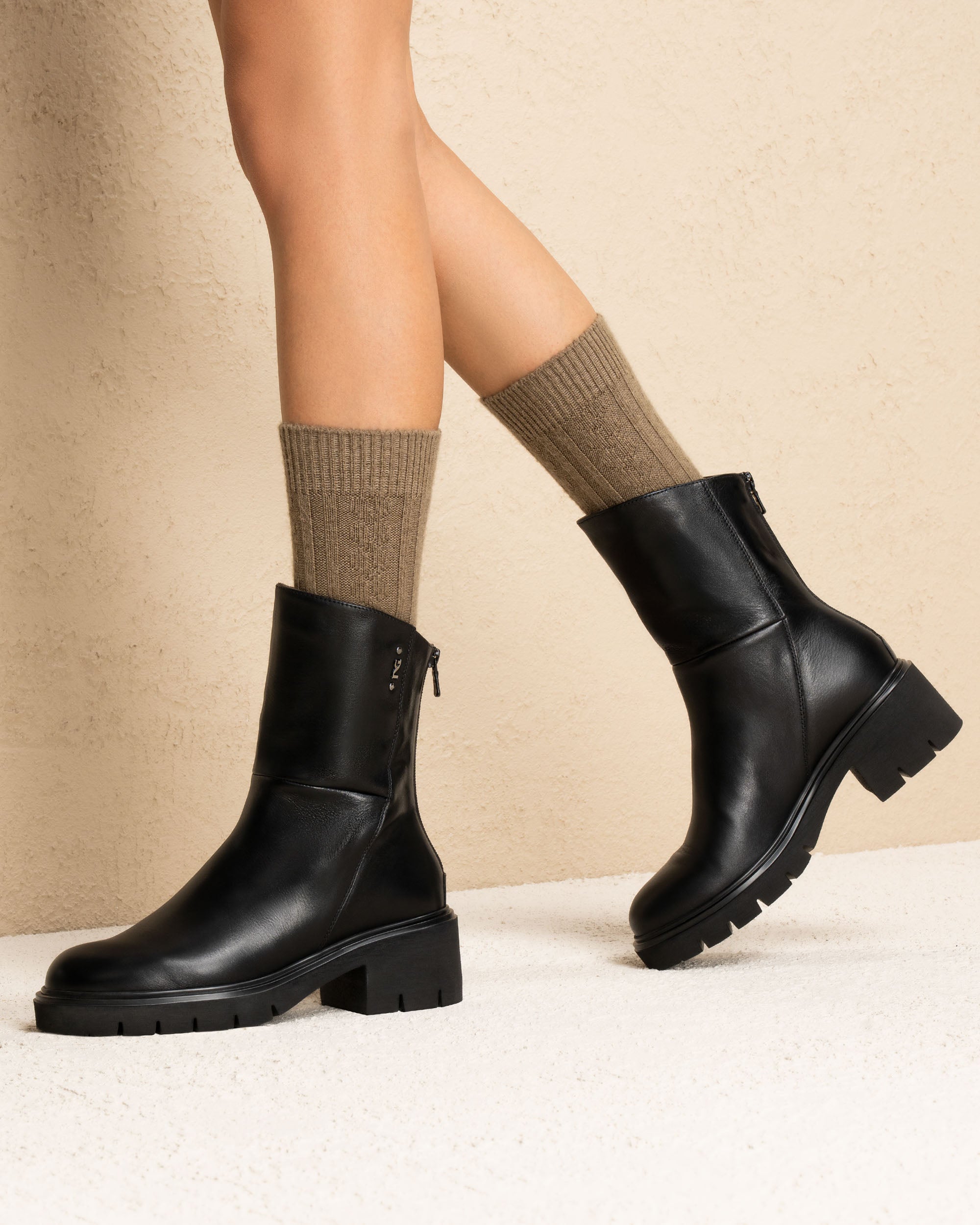 NeroGiardini stivaletti da donna in pelle con bordo assimetrico - Musto Calzature srl