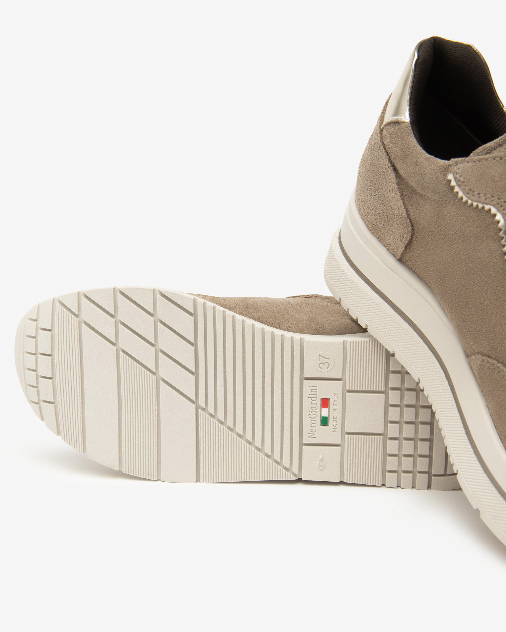 NeroGiardini sneakers da donna in pelle scamosciata con suola alta - Musto Calzature srl