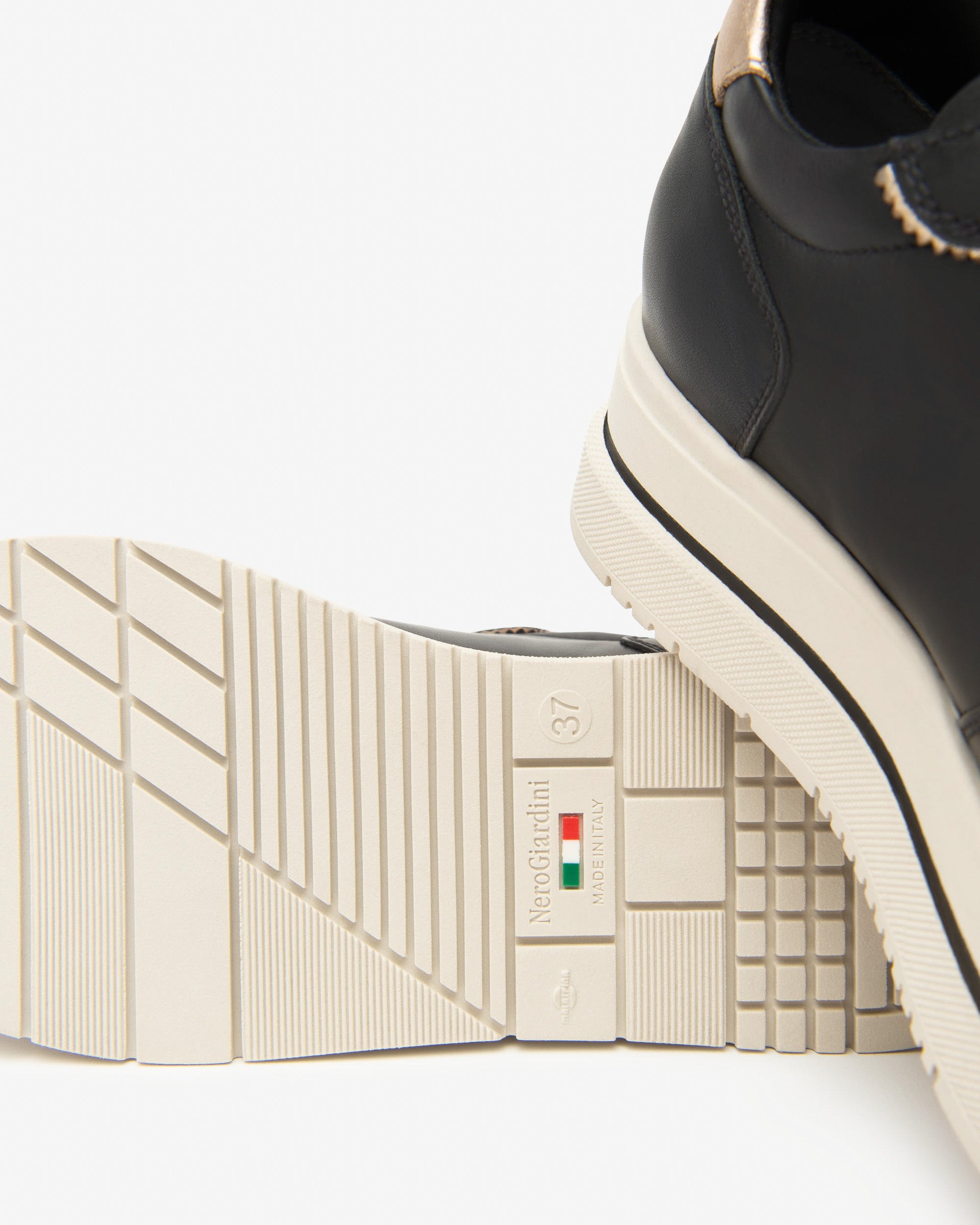 NeroGiardini Sneakers da donna in pelle con charms - Musto Calzature srl