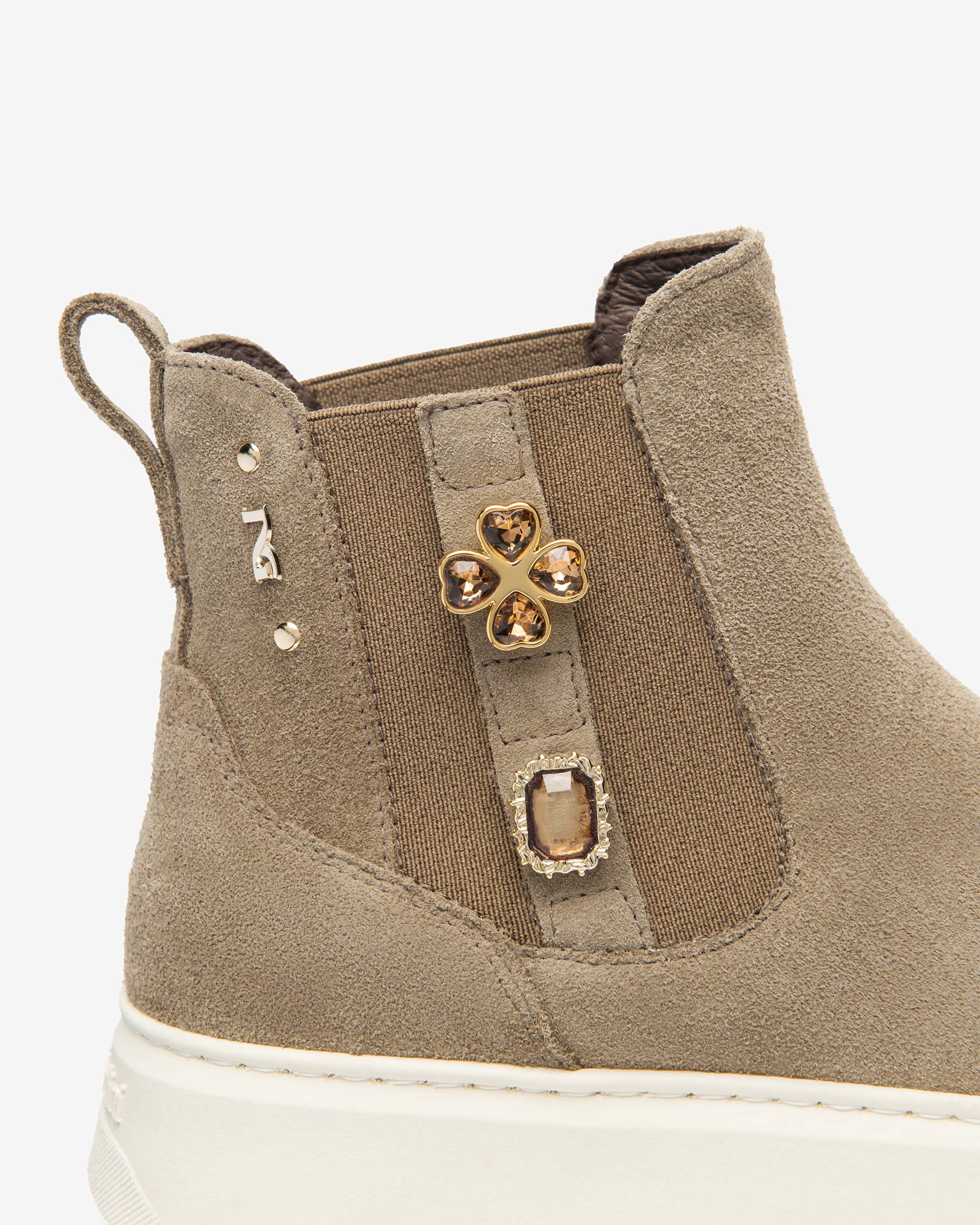 NeroGiardini Stivaletti chelsea da donna in camoscio con charms - Musto Calzature srl