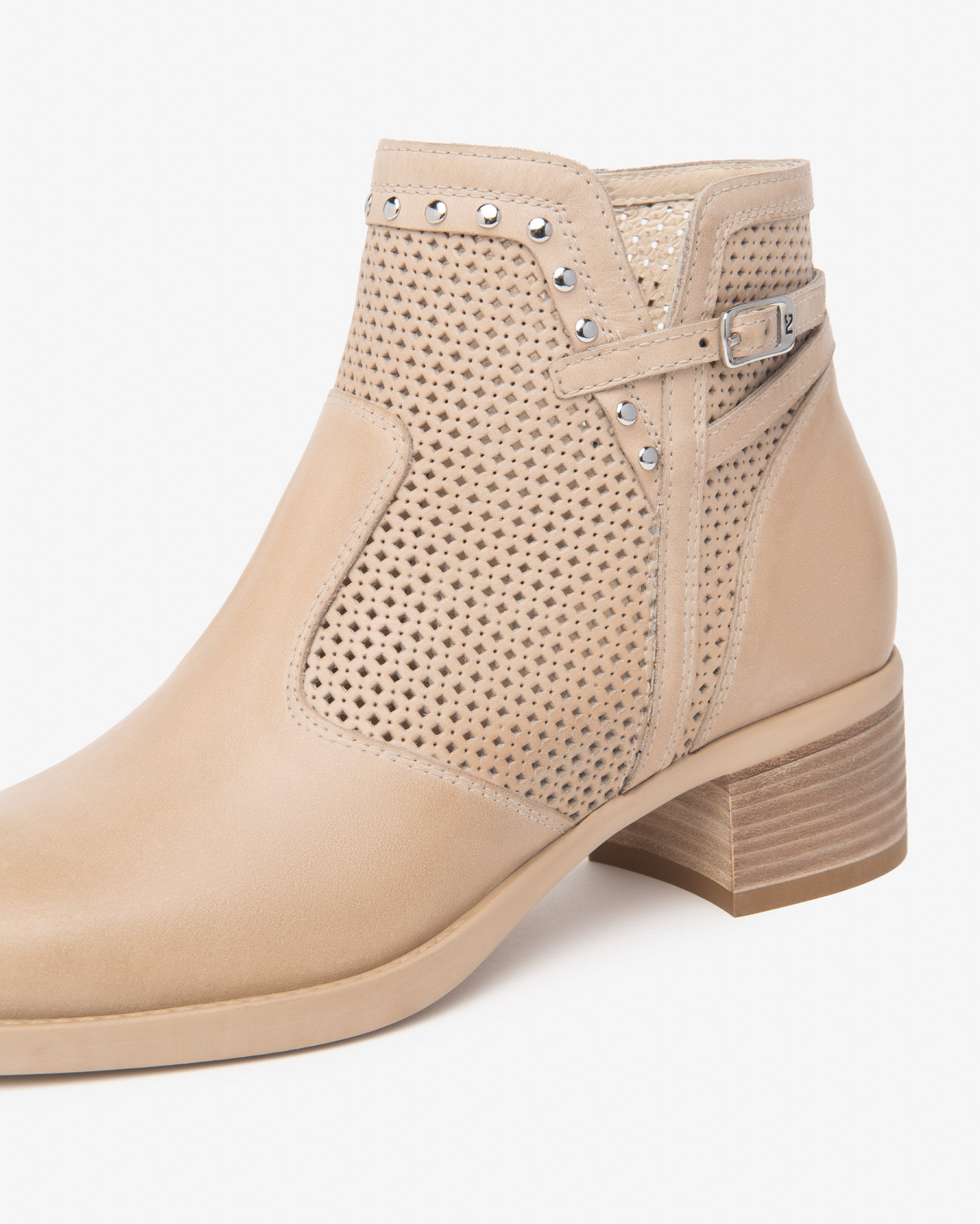 NEROGIARDINI Stivaletti da donna in pelle traforata - Musto Calzature srl